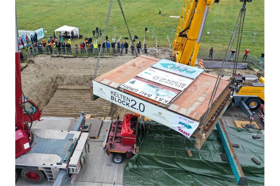 Frühkeltische Prunkgrabkammer bei Herbertingen geborgen Zwei Schwerlastkräne heben einen Block an. Foto: Felix Kästle/dpa