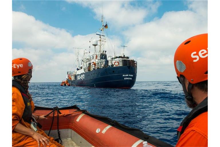 Zwei Seenotretter vor dem Rettungsschiff „Alan Kurdi“. Foto: Pavel D. Vitko/Sea Eye