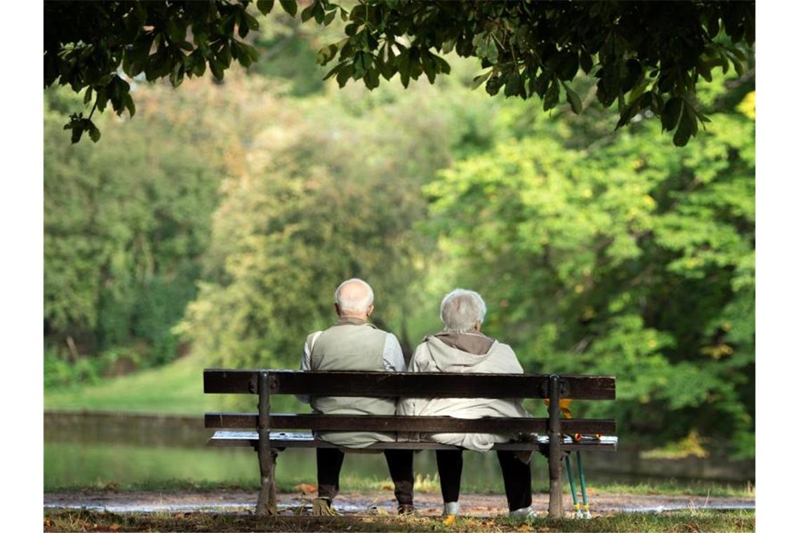 Zwei Senioren sitzen auf einer Bank. Foto: Sebastian Kahnert/dpa-Zentralbild/ZB/Symbolbild