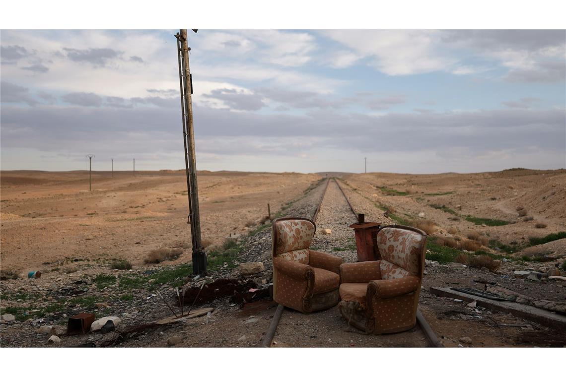 Zwei Sessel stehen an einem verlassenen Bahnübergang östlich von Homs, der von der syrischen Armee des Assad-Regimes als Kontrollpunkt genutzt wird.