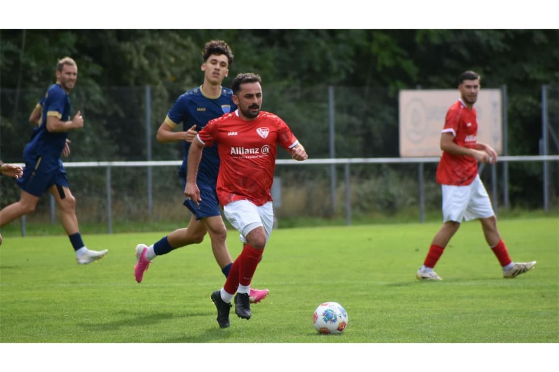 Zwei Siege hintereinander: Spielertrainer Harun Güney (am Ball) und der Türk SV Herrenberg sind mit dem 4:3-Erfolg beim TV Darmsheim (in Dunkelblau) endgültig in der Bezirksliga angekommen.