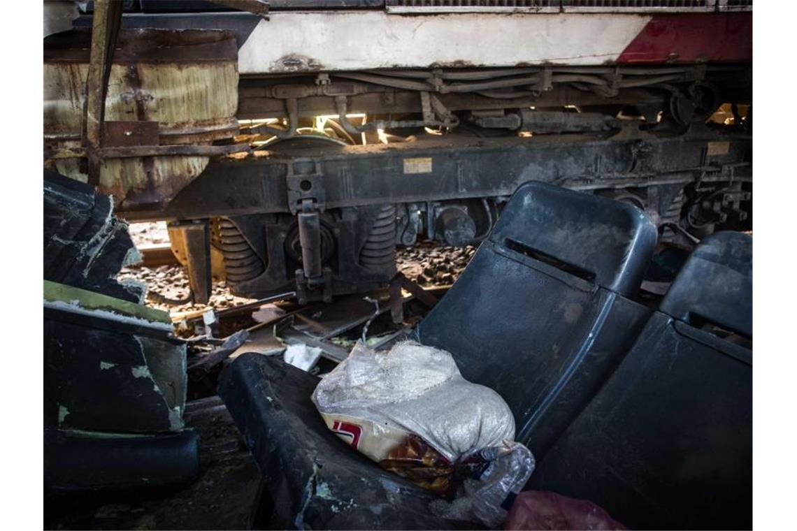 Mindestens 32 Tote bei Zusammenstoß zweier Züge in Ägypten Zwei Sitze liegen auf den Gleisen, nachdem zwei Züge miteinander kollidiert sind. Immer wieder kommt es in Ägypten zu Zugunfällen mit vielen Toten, wie im Februar 2018. Foto: Fayed El-Geziry/dpa/Archiv