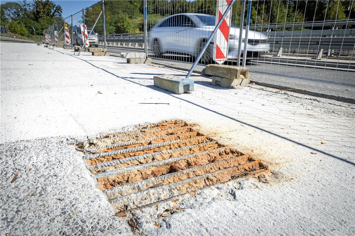 Bröckelnde Brücke in Backnang bleibt Baustelle Zwei solcher Prüffelder samt der Eisenbewehrung des Brückenüberbaus wurden auf der Brücke freigelegt. Was die Gutachter dann sehen mussten, hat sie nicht erfreut. Aktuell wird geprüft, wie der Schaden repariert werden könnte. Fotos: Alexander Becher