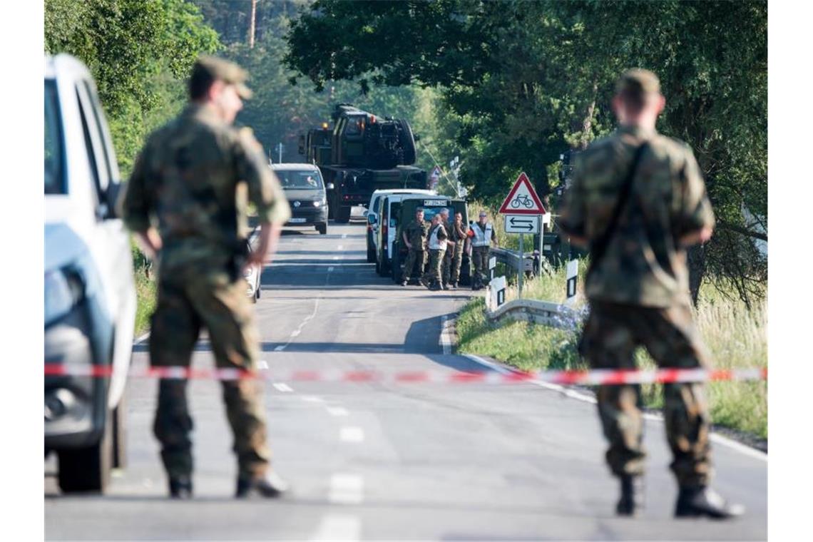 Systematische Suche nach Wrackteilen von Eurofighter Zwei Soldaten stehen an einer Straßensperre in der Nähe eines Waldgebiets bei Nossentin, wo einer der beiden Eurofighter abgestürzt ist. Foto: Daniel Bockwoldt