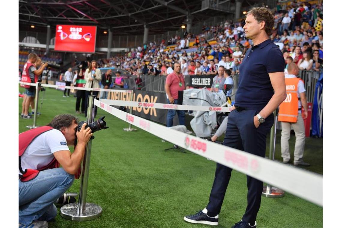 Auch ohne Löw: DFB-Team erfüllt Pflicht in Weißrussland Zwei-Spiele-Chef Marcus Sorg (r) steht vor dem Spiel im Rampenlicht. Foto: Marius Becker