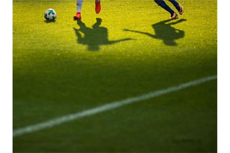 Zwei Spieler verfolgen einen Ball. Foto: picture alliance / Sophia Kembowski/dpa/Symbolbild