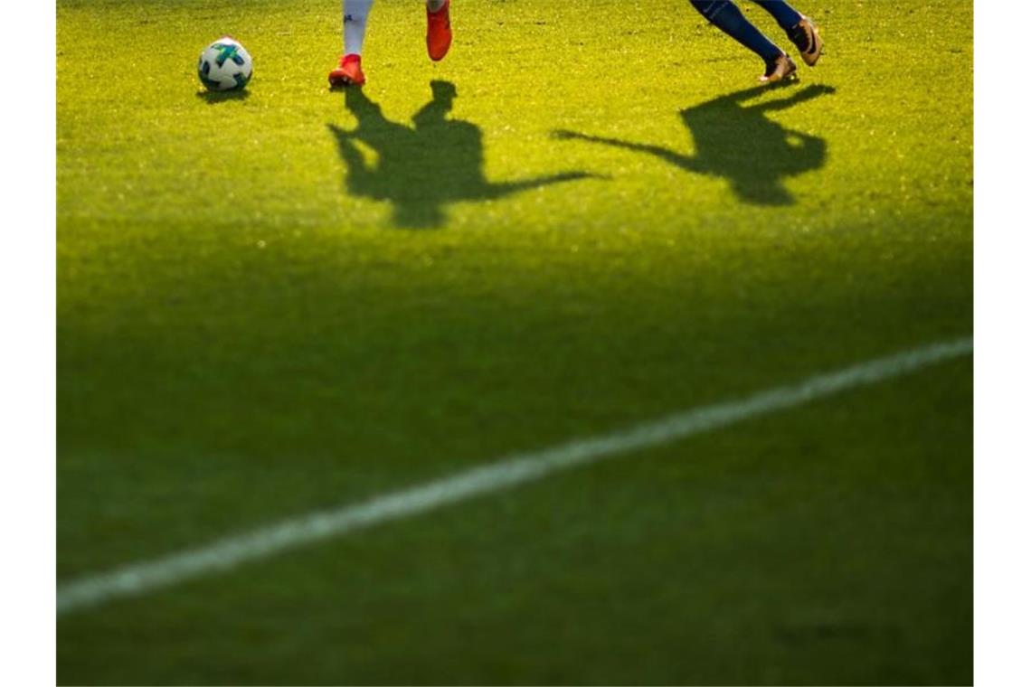 Zwei Spieler verfolgen einen Ball. Foto: picture alliance / Sophia Kembowski/dpa/Symbolbild