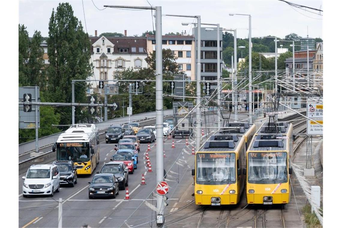 Zwei Stadtbahnen fahren in Stuttgart neben Autos. Foto: Marijan Murat/dpa/Archivbild