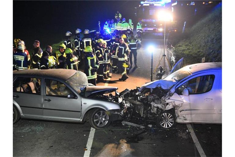 Zwei stark beschädigte Autos stehen nach einem Frontalzusammenstoß auf der Landstraße 600. Foto: Rene Priebe/dpa