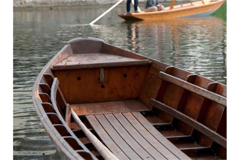 Zwei Stocherkähne liegen in Tübingen auf dem Neckar. Foto: picture alliance / dpa / Archivbild