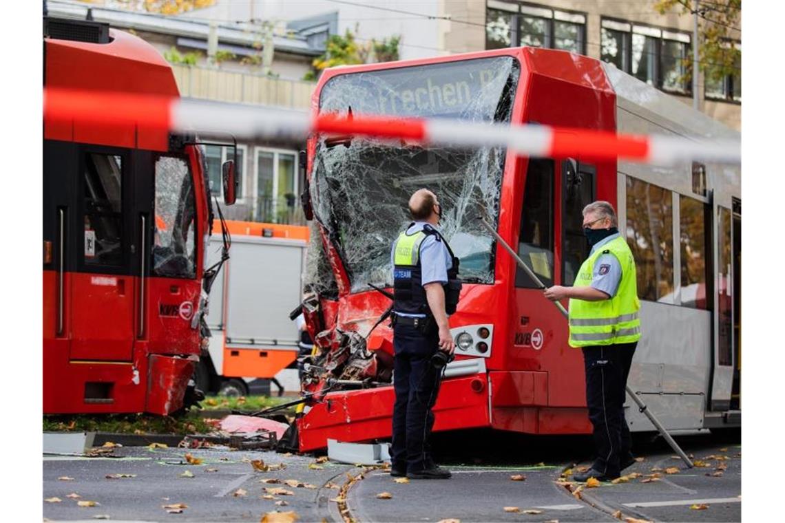 Über 20 Verletzte nach Frontalzusammenstoß von Straßenbahnen Zwei Straßenbahnen stehen nach der Kollision am Kölner Neumarkt neben den Gleisen. Foto: Rolf Vennenbernd/dpa