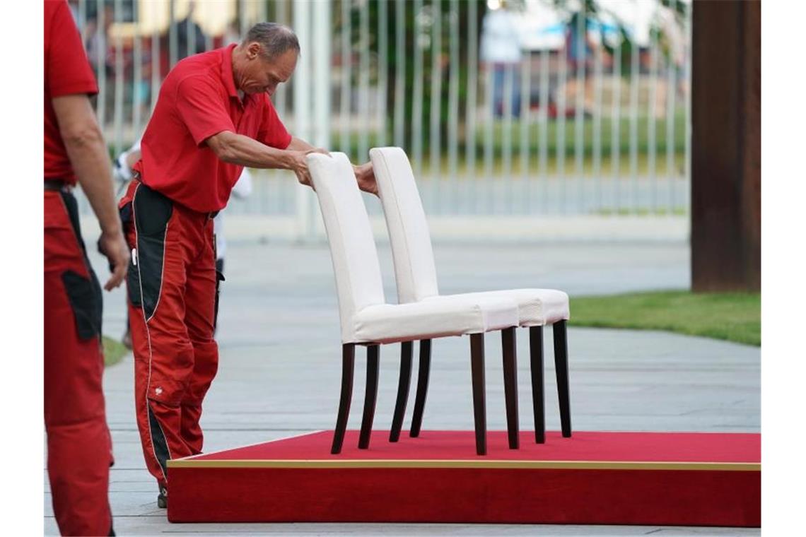 Zwei Stühle am Kanzleramt für Kanzlerin Merkel (CDU) und Großbritanniens Premierminister Johnson. Foto: Kay Nietfeld