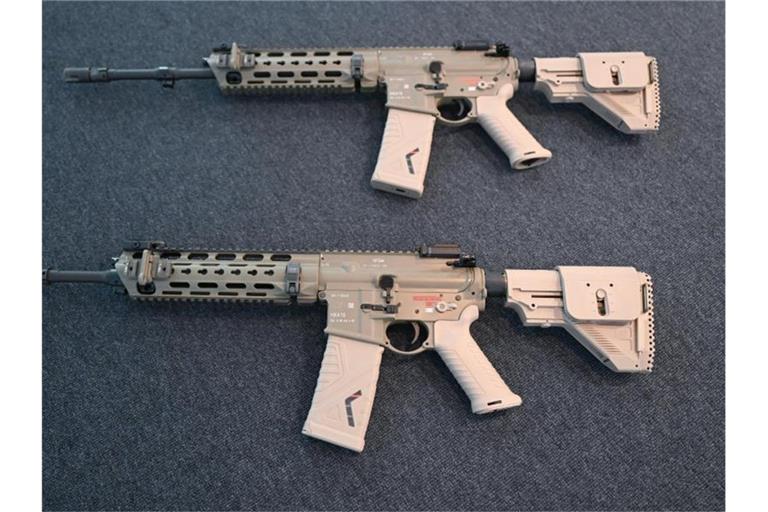 Zwei Sturmgewehre HK 4-16 des Waffenherstellers Heckler und Koch liegen auf einem Tisch. Foto: Bernd Weißbrod/dpa
