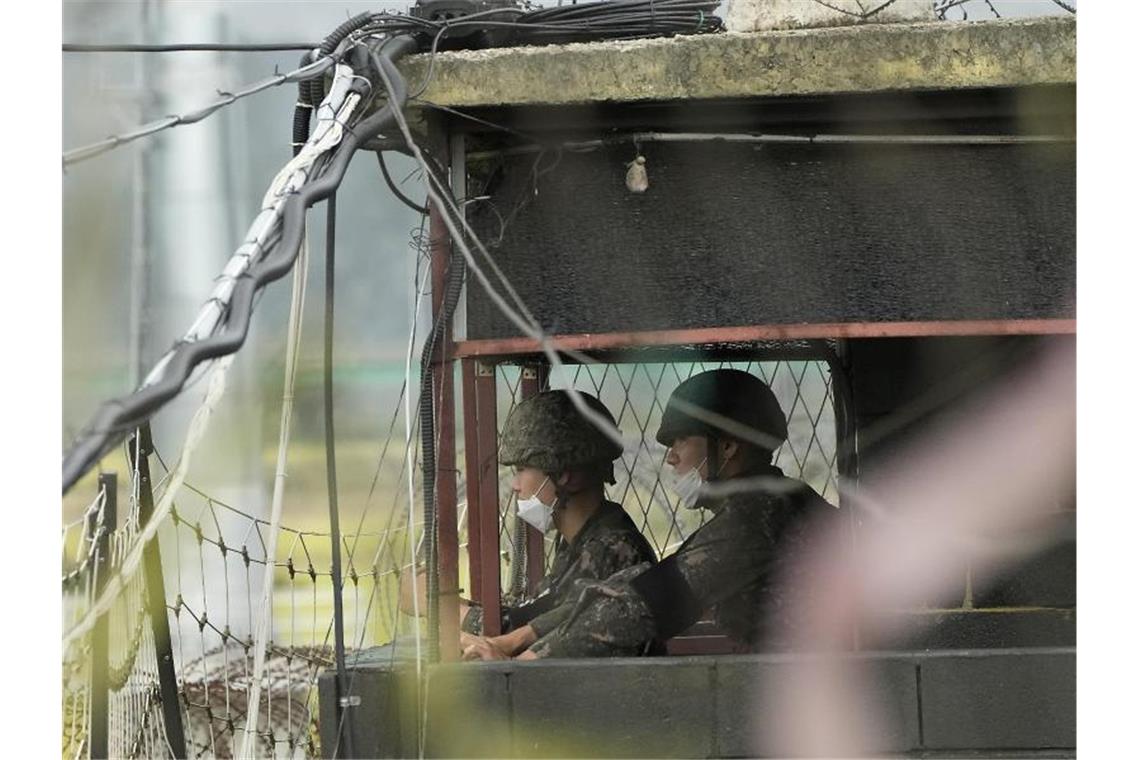 Zwei südkoreanische Soldaten in einem Militärposten am Imjingak-Pavillon nahe der Grenze zu Nordkorea. Das nordkoreanische Militär hat nach Informationen Südkoreas am Dienstagmorgen erneut eine ballistische Rakete getestet. Foto: Ahn Young-Joon/AP/dpa