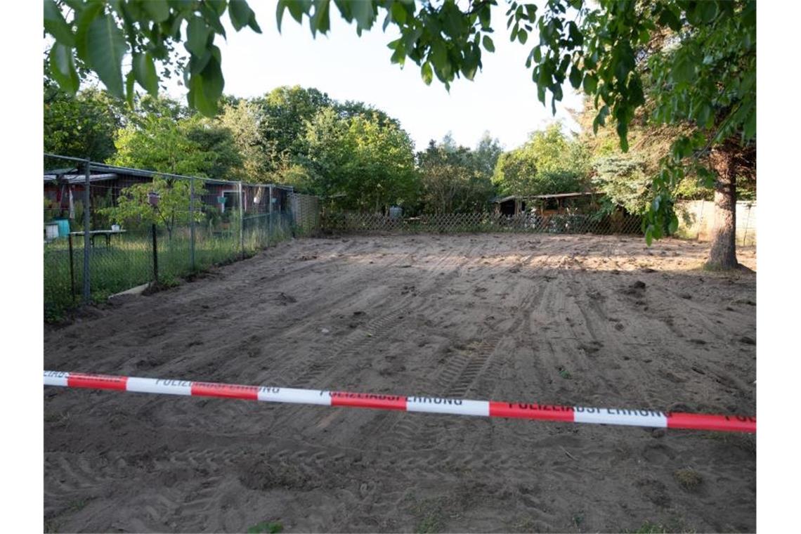 Zwei Tage lang haben Polizisten die Kleingarten-Parzelle bei Hannover durchsucht. Ob etwas gefunden wurde, ist nicht bekannt. Foto: Peter Steffen/dpa