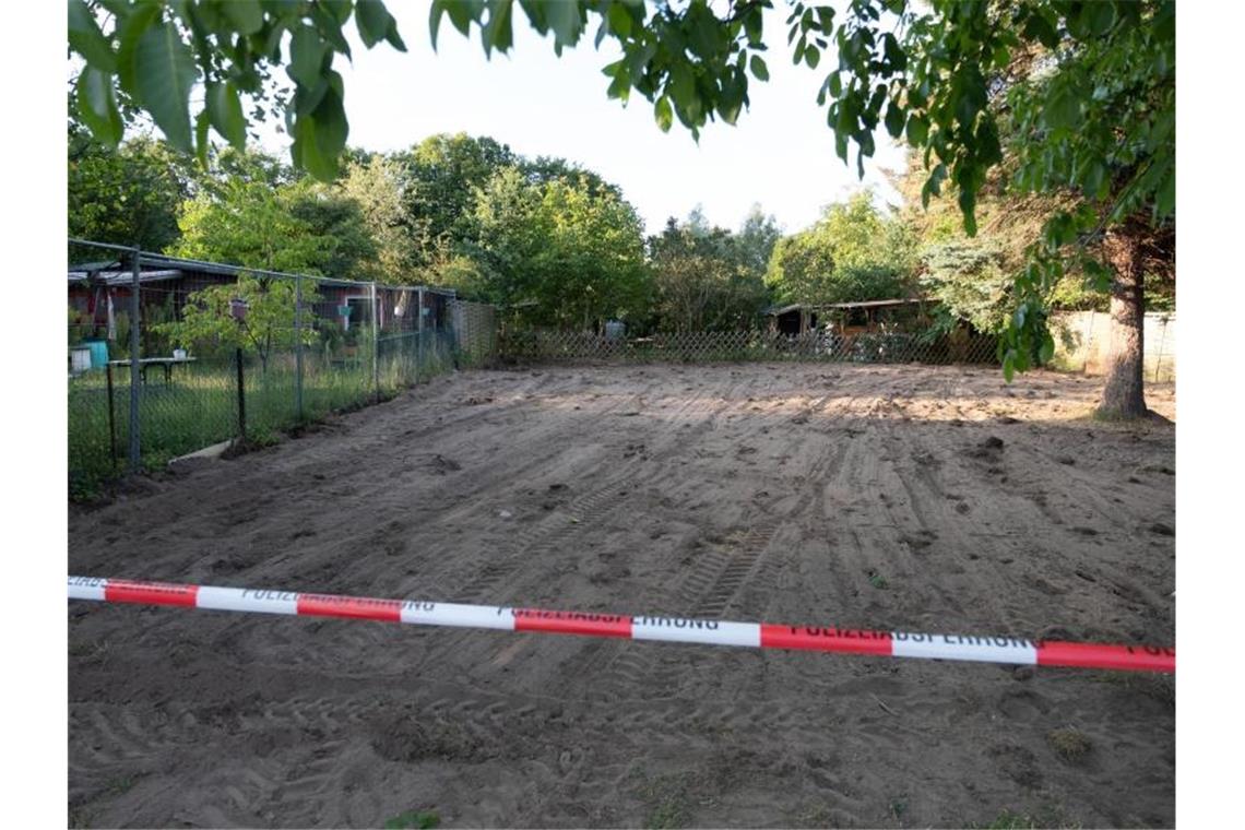 Fall Maddie: Polizei beendet Grabungen in Kleingarten Zwei Tage lang haben Polizisten die Kleingarten-Parzelle bei Hannover durchsucht. Ob etwas gefunden wurde, ist nicht bekannt. Foto: Peter Steffen/dpa