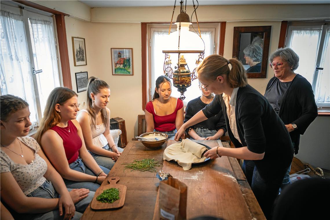 Schüler aus Weissach im Tal backen Brot wie vor 100 Jahren Zwei Tage lang lernen die Schülerinnen, wie früher gebacken wurde – und legen auch selbst Hand an. Foto: Alexander Becher