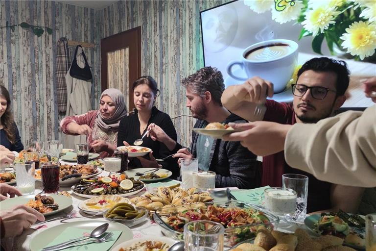 Zwei Tage lang stand Gastgeberin Aminah Hazza (vierte von rechts) aus Syrien für ihre Gäste in der Küche. Foto: privat 