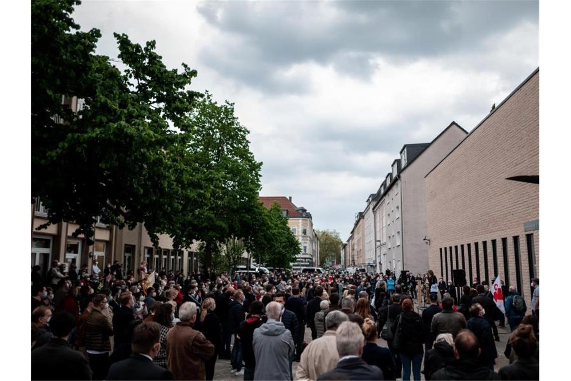 Bundesregierung: „Antisemitische Kundgebungen nicht dulden“ Zwei Tage nach antisemitischen Parolen in Gelsenkirchen sind Menschen vor der Synagoge zusammengekommen, um Solidarität mit jüdischen Mitbürgern zu zeigen. Foto: Fabian Strauch/dpa