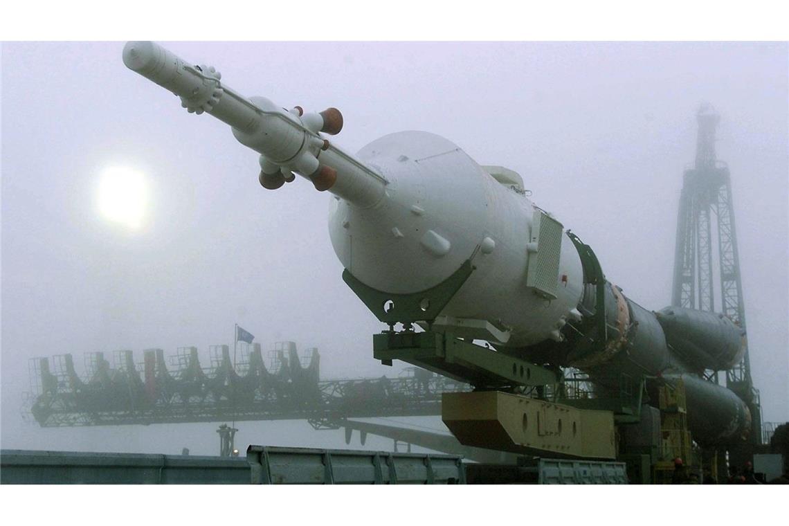 "Unwahrscheinlichste Maschine": 25 Jahre Crew auf der ISS Zwei Tage vor dem geplanten Abflug der ersten Besatzung zur Internationalen Raumstation ISS wird das russische Raumschiff "Sojus-TM" in Startposition gebracht. (Archivbild)