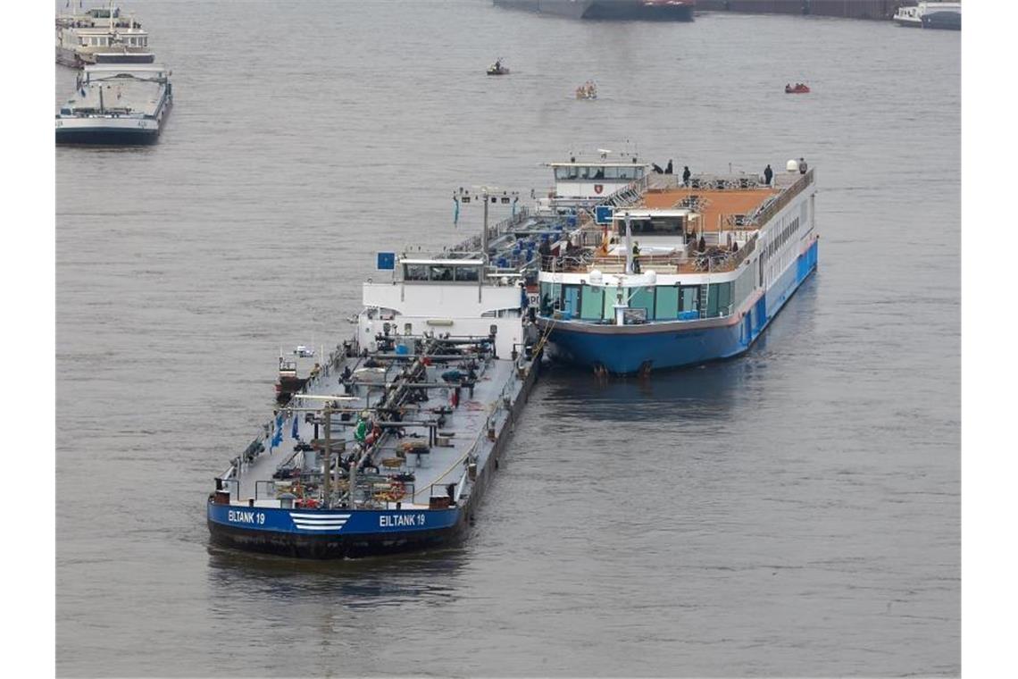 Schiff mit über 150 Menschen kollidiert fast mit Rheinbrücke Zwei Tankschiffe sichern das Kabinenschiff, das manövrierunfähig auf dem Rhein treibt. Foto: Thomas Frey