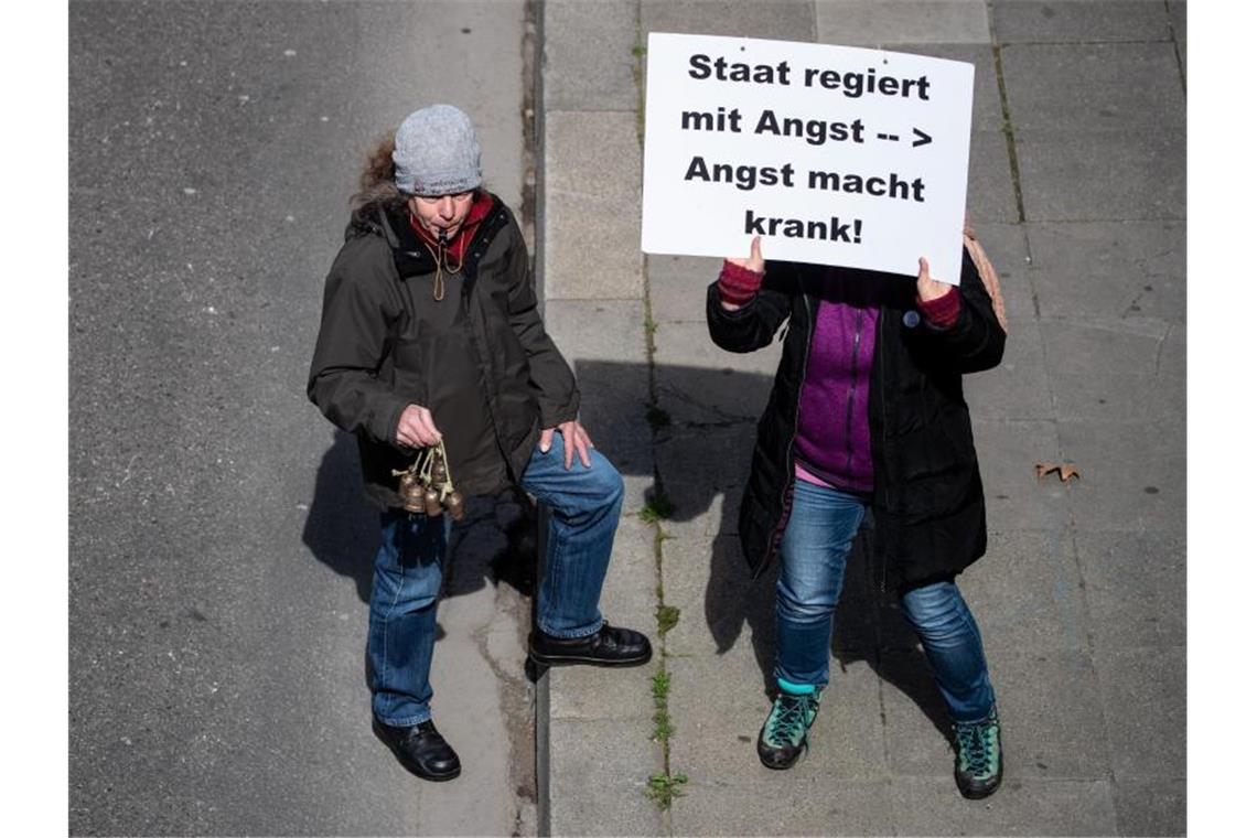 Zoff nach ausgeuferter „Querdenken“-Demo Zwei Teilnehmerinnen des „Querdenken“-Protestzugs in Stuttgart. Foto: Christoph Schmidt/dpa