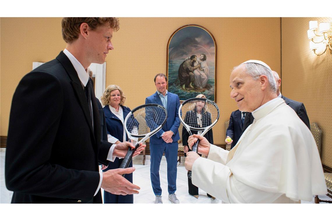 Papst Leo empfängt Tennisstar Sinner - "Wollen Sie spielen?" Zwei Tennisspieler unter sich: der Weltranglistenerste Jannik Sinner (links) und Papst Leo XIV.