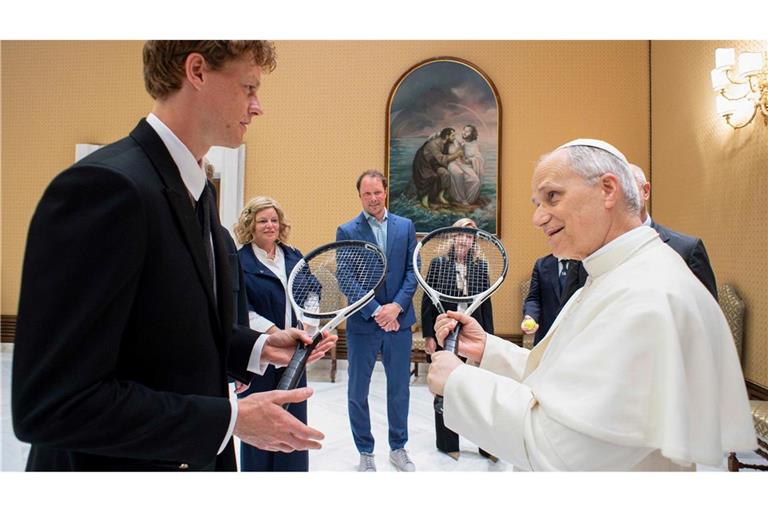 Zwei Tennisspieler unter sich: der Weltranglistenerste Jannik Sinner (links) und Papst Leo XIV.