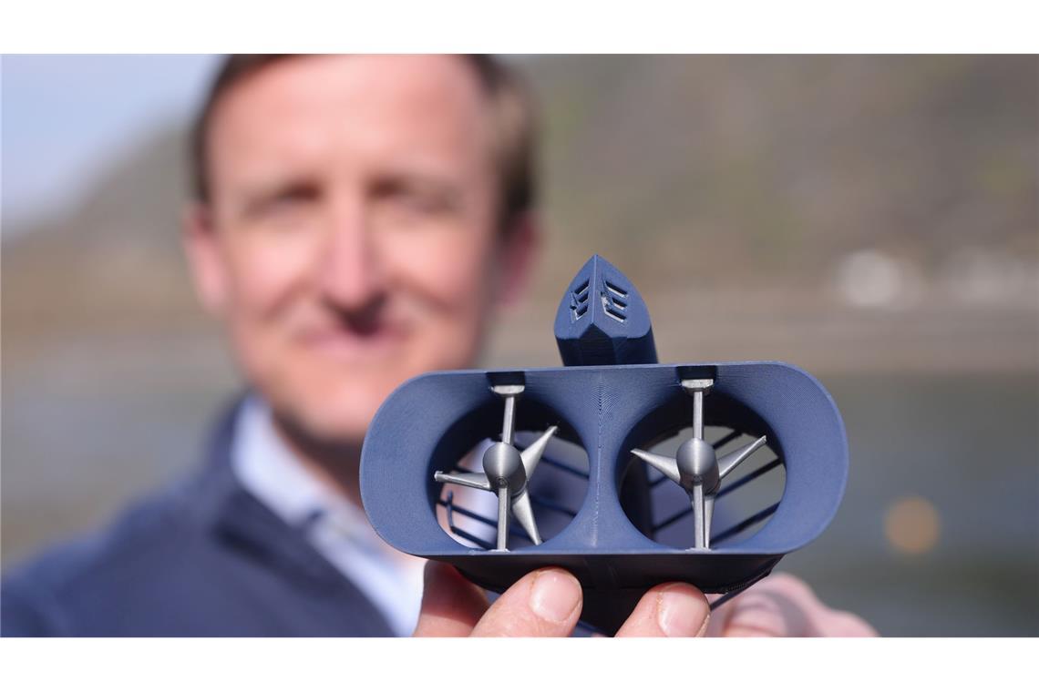 Zwei Turbinen drehen sich durch die Strömung des Flusses. (Archivbild)