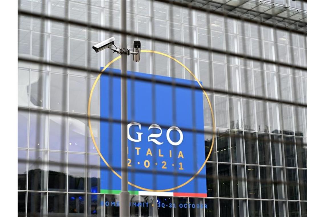 Rom wappnet sich mit Sicherheits-Kraftakt für G20-Gipfel Zwei Überwachungskameras zeigen in Richtung der Kongresshalle La Nuvola (Die Wolke) in Rom. Italien will mögliche Ausschreitungen mit einem großen Polizeieinsatz, Militär und weiträumigen Sperrzonen verhindern. Foto: Johannes Neudecker/dpa