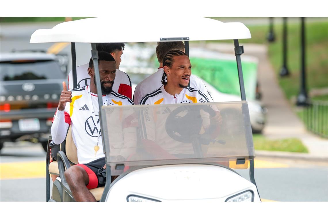 Zwei Umstrittene, die sich bestens verstehen: Beifahrer Antonio Rüdiger und Fahrer Leroy Sané (r) im Golfcart auf dem Weg zum Trainingsplatz. (Archivbild)