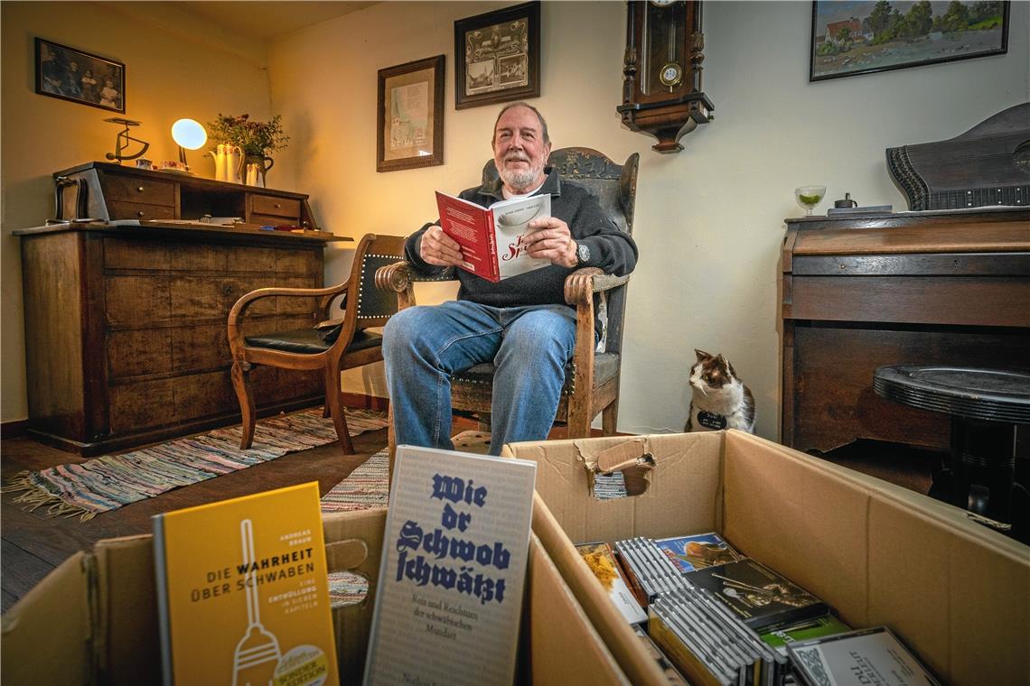 Zwei Umzugskisten voller Bücher, CDs und DVDs hat Hanno Kluge ins Heimatmuseum nach Unterweissach gebracht. Foto: Alexander Becher