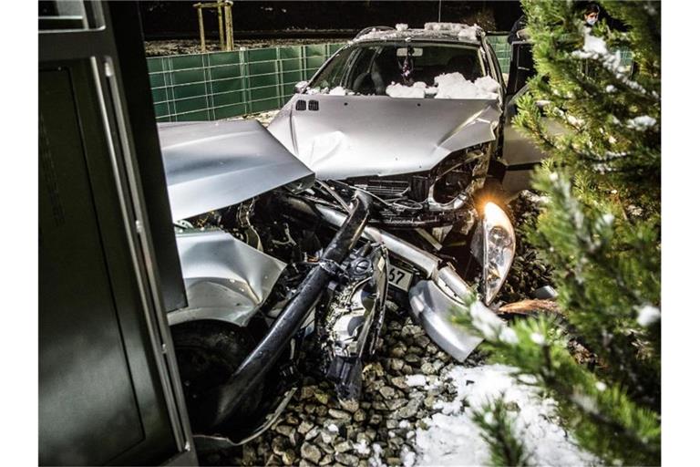 Zwei Unfallfahrzeuge stehen am Außenschalter eines Schnellrestaurants am Bühlfeld. Foto: Markus Brandhuber/Ostalb Network/dpa/Aktuell