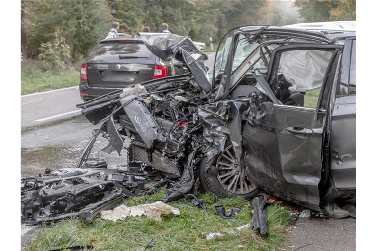 Zwei Unfallfahrzeuge stehen auf einer Straße in der Nähe von Stutensee. Foto: Aaron Kiewer/dpa