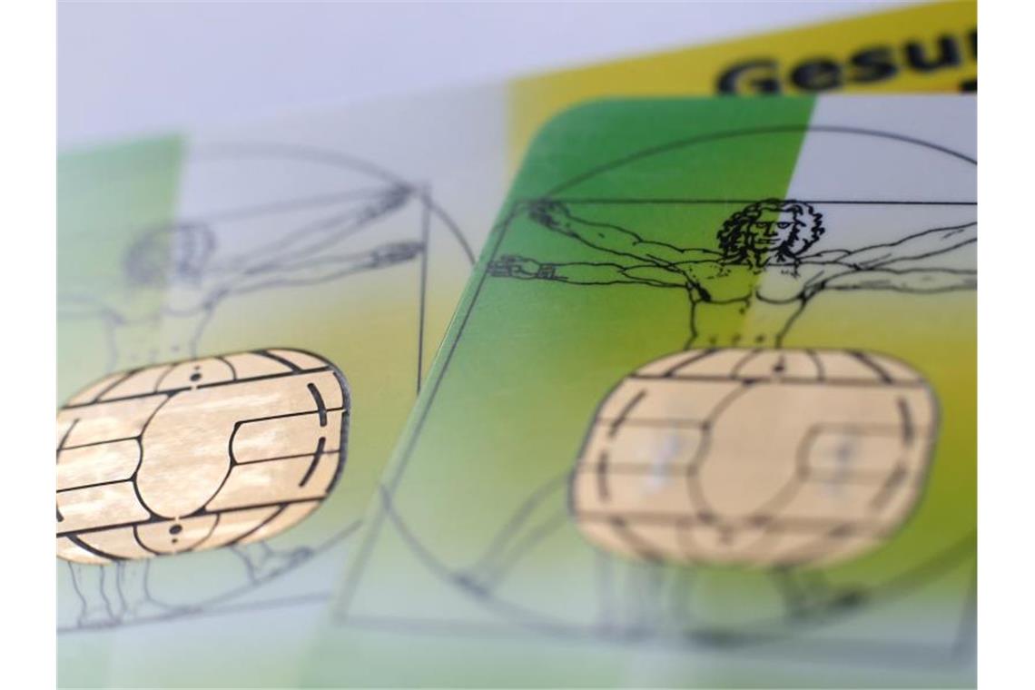 AOK warnt vor stark steigendem Zusatzbeitrag 2022 Zwei Versichertenkarten der Allgemeinen Ortskrankenkassen (AOK). Foto: Karl-Josef Hildenbrand/dpa