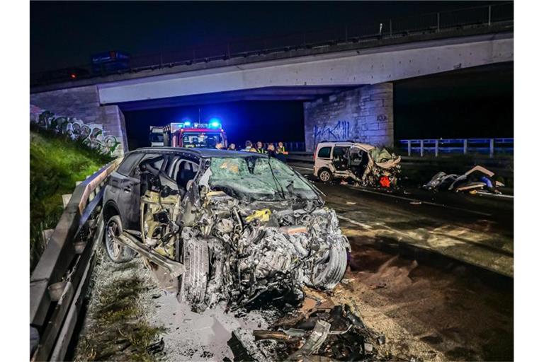 Zwei völlig zerstörte Fahrzeuge stehen nach dem Unfall auf der A8 bei Pforzheim. Foto: Alexander Hald/VMD-Images/dpa
