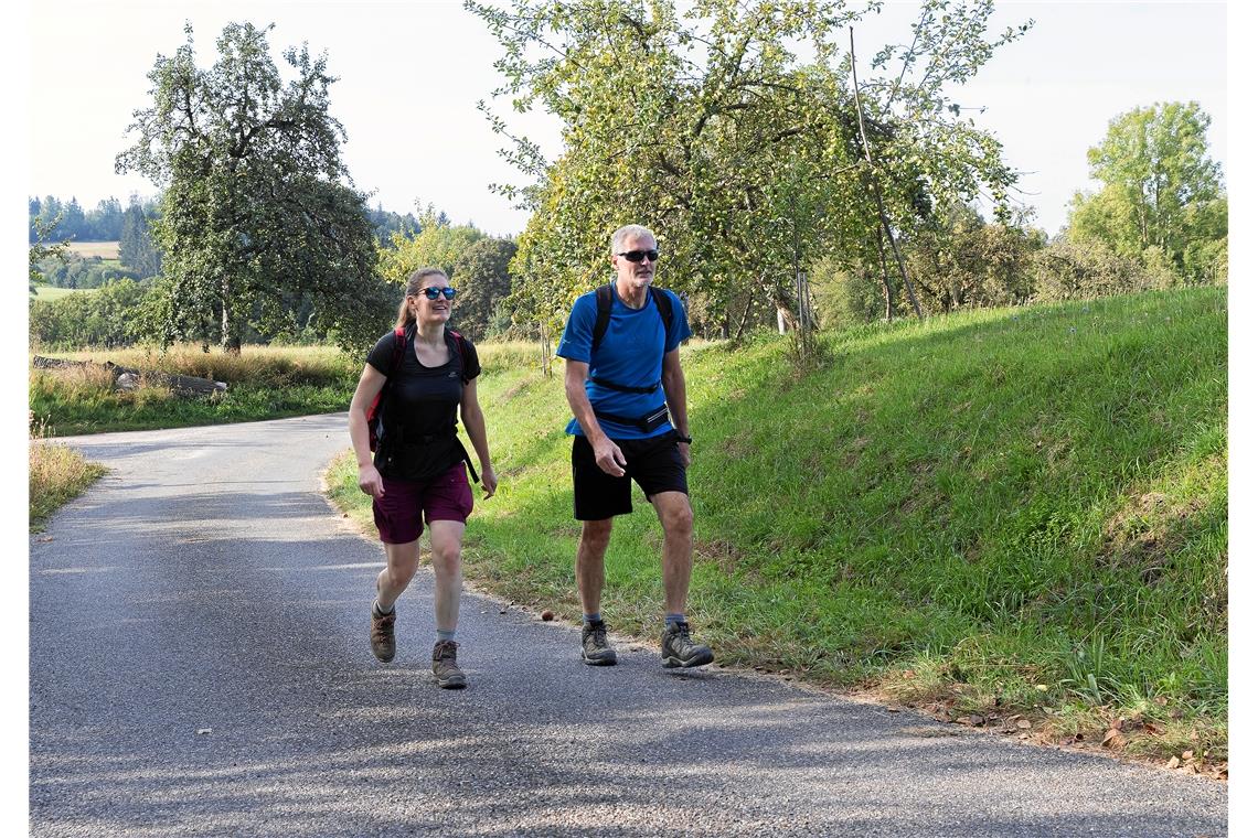 Zwei von knapp 500 Teilnehmern am Wandermarathon, der in Sulzbach an der Murr am...