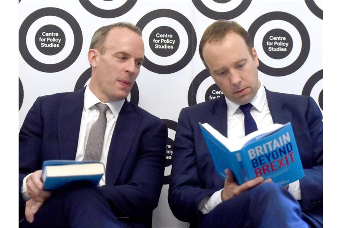 Zehn Tory-Politiker für Nachfolge von Theresa May nominiert Zwei von zehn Kandidaten für den Parteivorsitz: der ehemalige Brexit-Minister Dominic Raab (l) und Gesundheitsminister Matt Hancock. Foto: David Mirzoeff/PA Wire