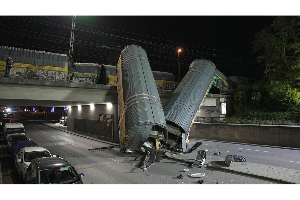 Zwei Waggons sind in München von einer Brücke gestürzt.