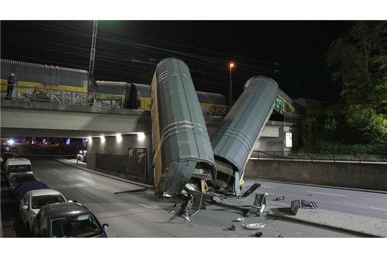 Zwei Waggons sind in München von einer Brücke gestürzt.