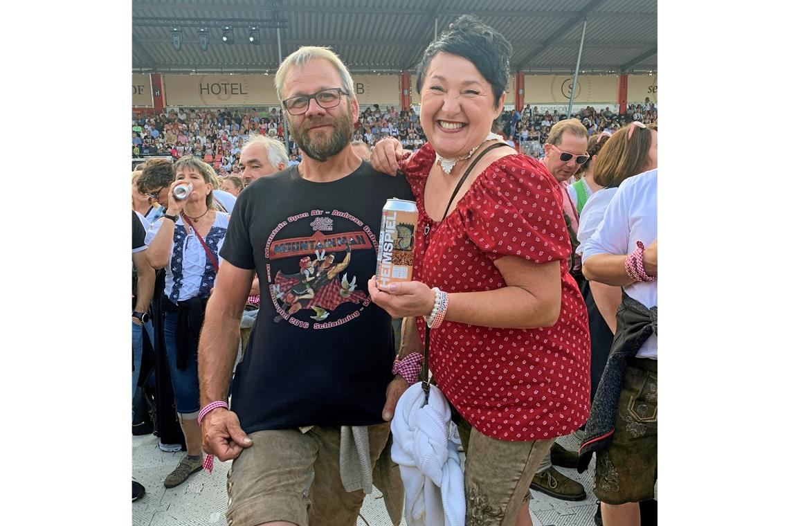 Zwei wahre Fans: Er  trägt ein Gabalier-Shirt mit dem Aufdruck "Das Heimspiel 20...