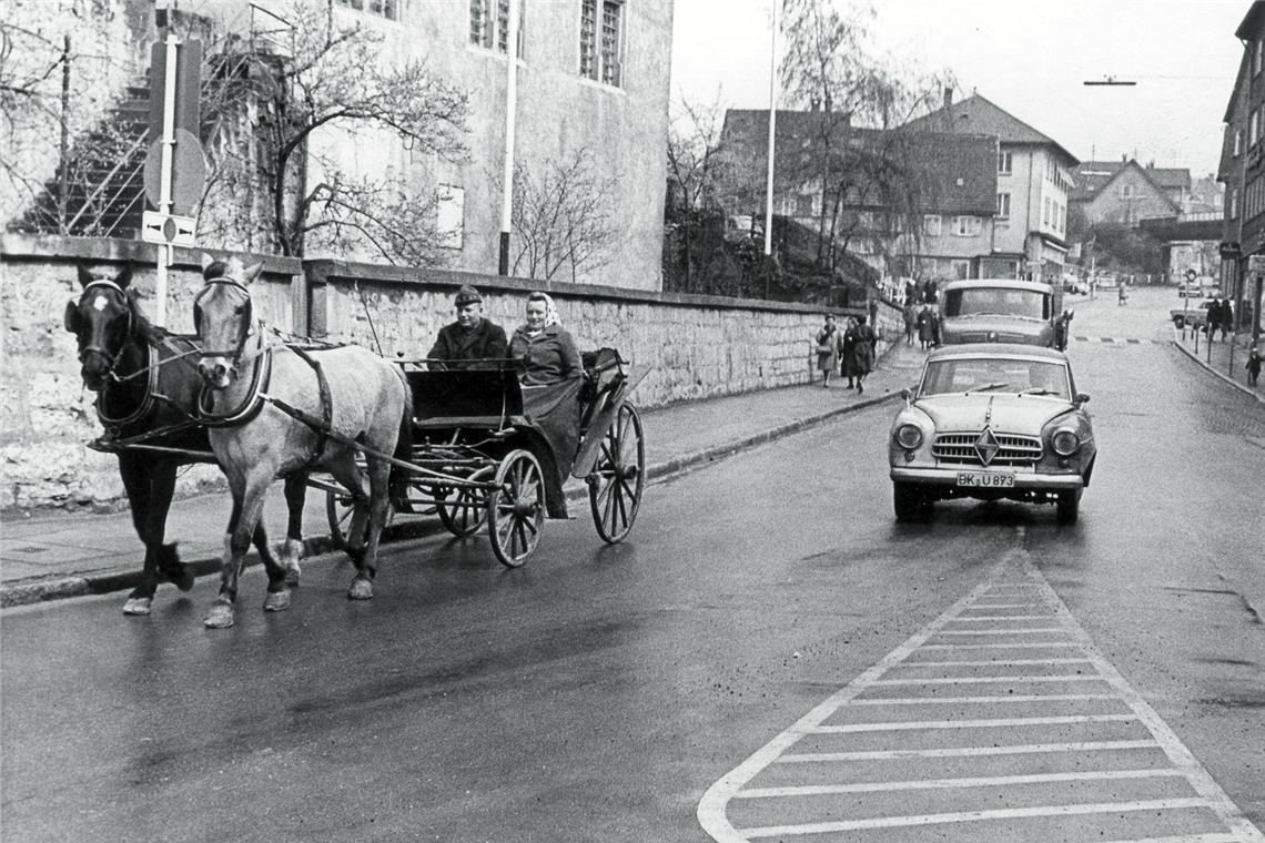 Zwei Welten existieren auf diesem Foto nebeneinander: Ein Paar fährt mit einer Pferdekutsche in der Stuttgarter Straße neben einer Borgward Isabella. Foto: BKZ-Archiv