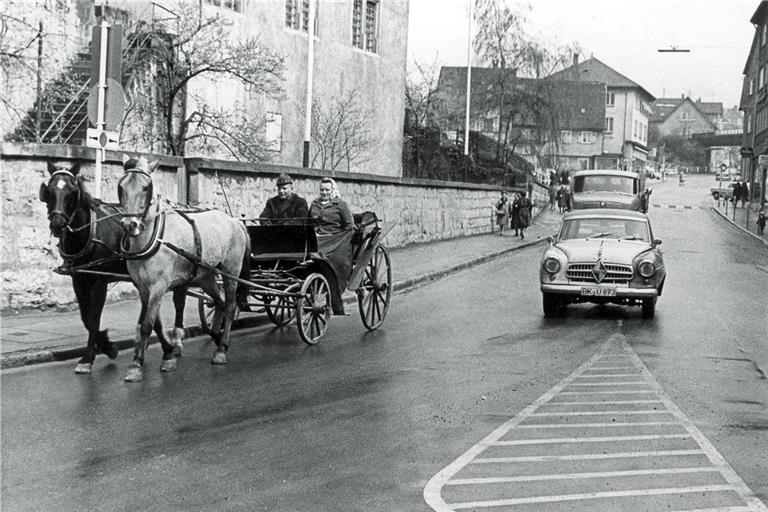 Zwei Welten existieren auf diesem Foto nebeneinander: Ein Paar fährt mit einer Pferdekutsche in der Stuttgarter Straße neben einer Borgward Isabella. Foto: BKZ-Archiv