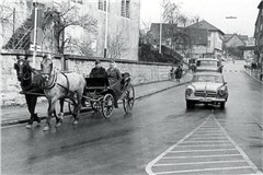 Zwei Welten existieren auf diesem Foto nebeneinander: Ein Paar fährt mit einer Pferdekutsche in der Stuttgarter Straße neben einer Borgward Isabella. Foto: BKZ-Archiv