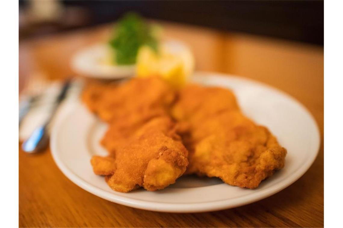 Pflicht-Herkunftsangabe bei auswärts serviertem Fleisch Zwei Wiener Schnitzel werden in einem Restaurant serviert. Foto: Christian Bruna/epa/dpa