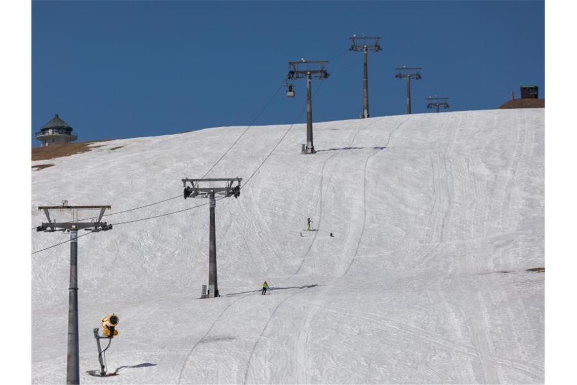 Skisaison endet ohne einzigen Tag der Pistenöffnung Zwei Wintersportler fahren im März 2020 über die Piste Seebuck auf dem Feldberg. Foto: Philipp von Ditfurth/dpa/Archivbild