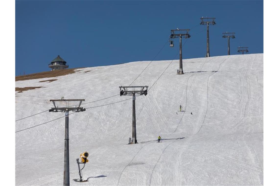 Nach Skiunfall auf Dienstreise muss Versicherung zahlen