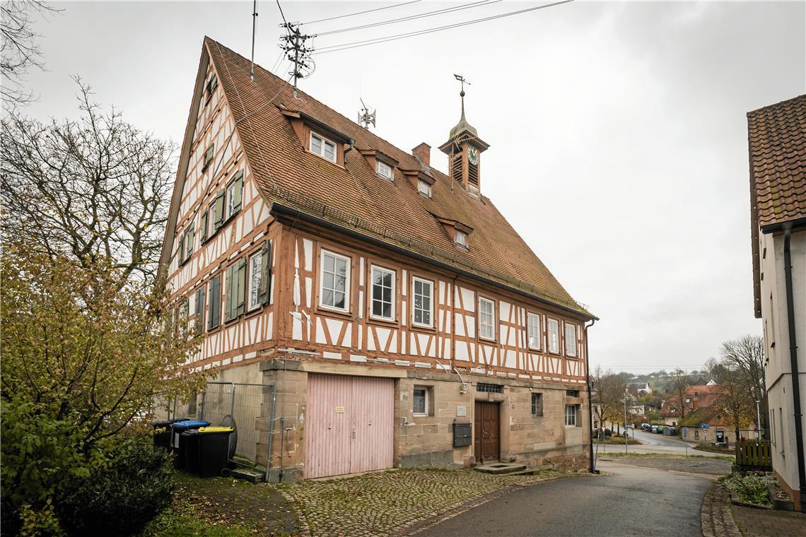Rathausumbau in Steinbach kostet 1,72 Millionen Euro Zwei Wohnungen unterm Dach, ein Sitzungssaal, ein Büro für den Ortsvorsteher und eine Stadtteilgeschäftsstelle sollen im alten Steinbacher Rathaus entstehen. Am Donnerstag wird der Gemeinderat über die Millioneninvestition abstimmen. Foto: Alexander Becher