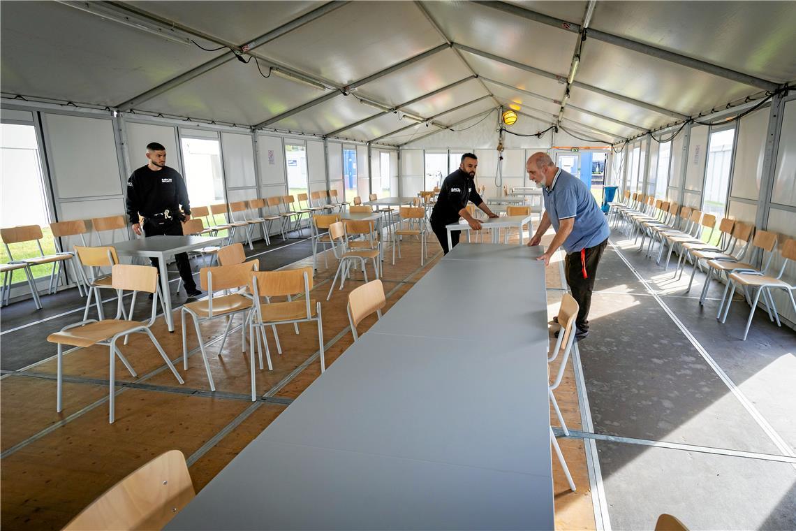 Zeltunterkunft für Geflüchtete in Backnang wird erstmals belegt Zwei Zelte dienen den Menschen als Gemeinschaftsräume. Das Hausmeisterteam verpasst ihnen den letzten Schliff.