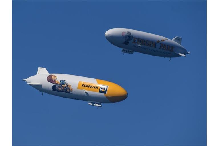 Zwei Zeppeline fliegen über dem Bodensee auf nahezu gleicher Höhe. Foto: Felix Kästle/dpa/Symbolbild